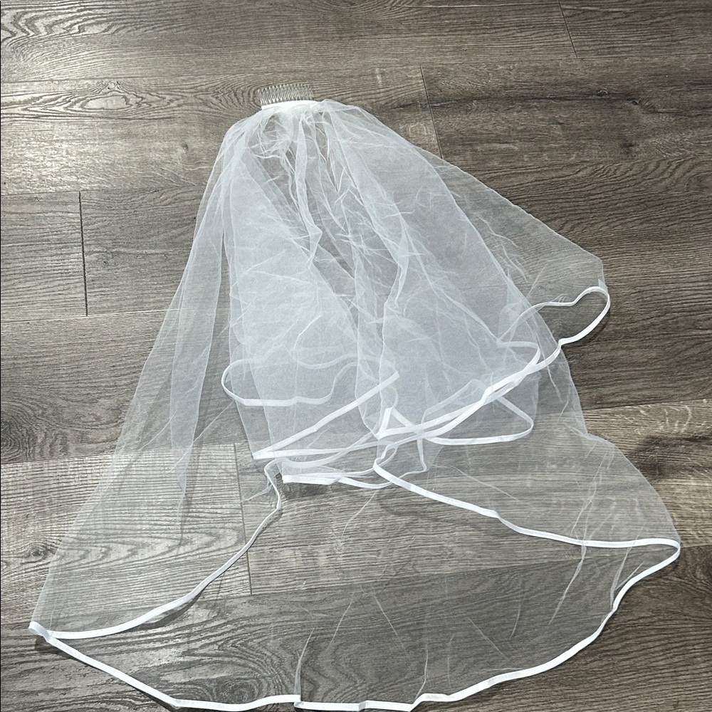 Elegant White Bridal Veil with hair comb